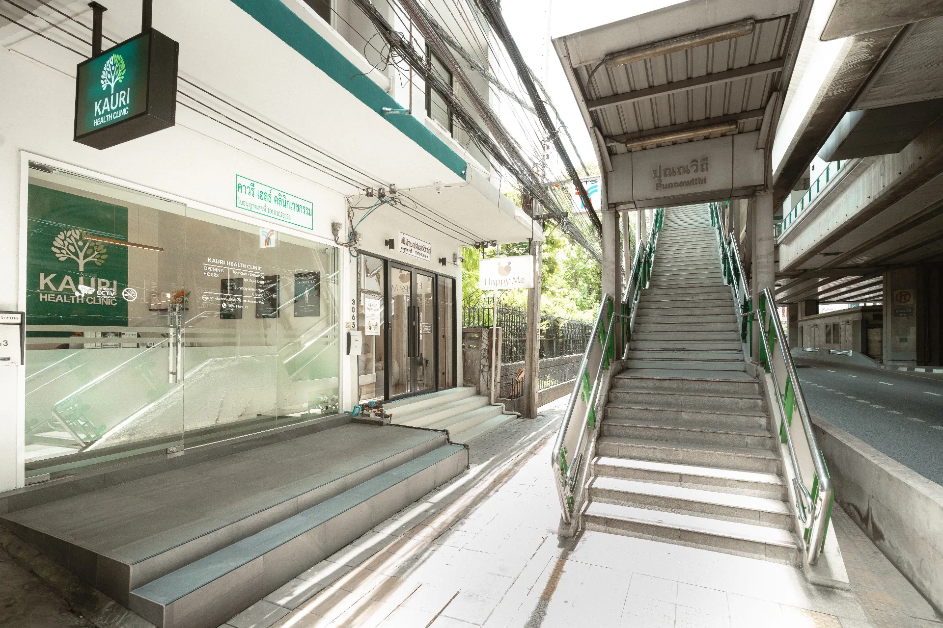 ทางเข้า Kauri Health Clinic ข้างบันไดสถานี BTS ปุณณวิถี